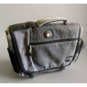 SwissGear Zinc DSLR Camera Messenger Bag in GREAT CONDITION